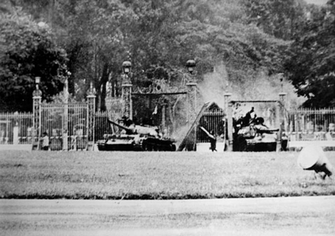 Xe tăng đầu tiên của Quân Giải phóng tiến vào Dinh Độc Lập trưa ngày 30-4-1975, biểu tượng cho chiến thắng giải phóng miền Nam