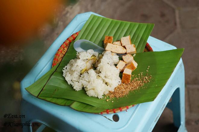 Xôi khúc Hà Nội nóng hổi gói lá chuối mang 8DAY com đăng nhập đồng quê