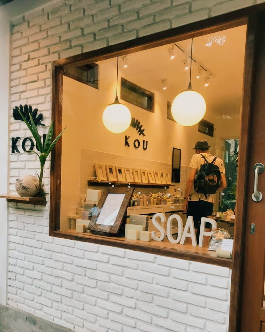 Alt: Các bánh xà phòng hữu cơ KOU được xếp ngay ngắn trên kệ gỗ