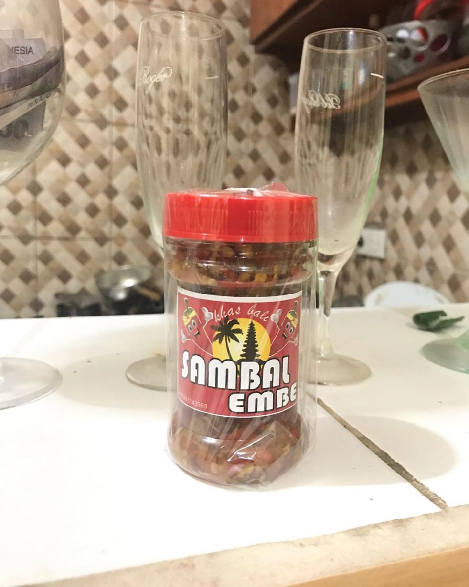 Alt: Các loại gia vị và tương ớt Sambal đặc trưng của Bali được đóng gói sẵn