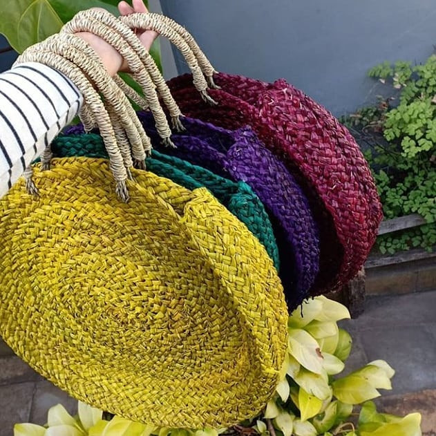 Alt: Một chiếc túi xách được đan thủ công tinh xảo từ cây Ata của Bali