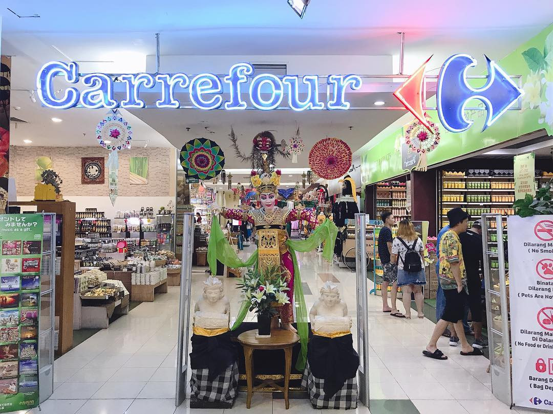 Alt: Một góc siêu thị Carrefour trưng bày đa dạng các mặt hàng tiêu dùng và quà lưu niệm