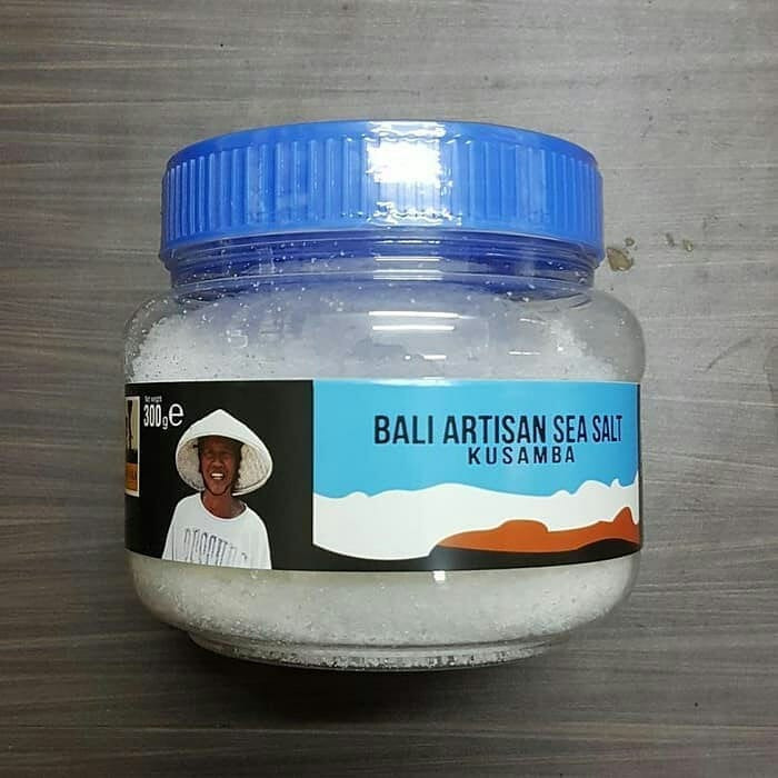 Alt: Muối biển Garam Kusamba được phơi khô dưới ánh nắng mặt trời