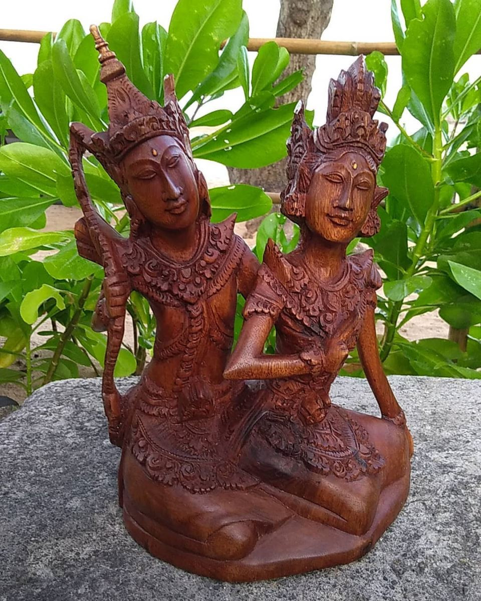 Alt: Những bức tượng gỗ nhỏ được điêu khắc tinh xảo theo phong cách truyền thống Bali
