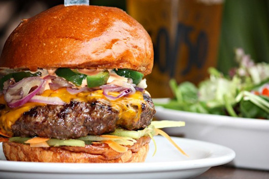 Bánh burger thịt bò rừng bison