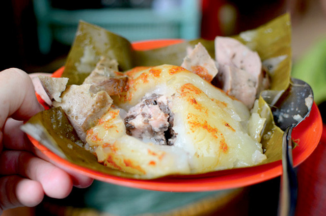 Bánh giò nóng gói trong lá chuối được mở ra để lộ nhân thơm ngon