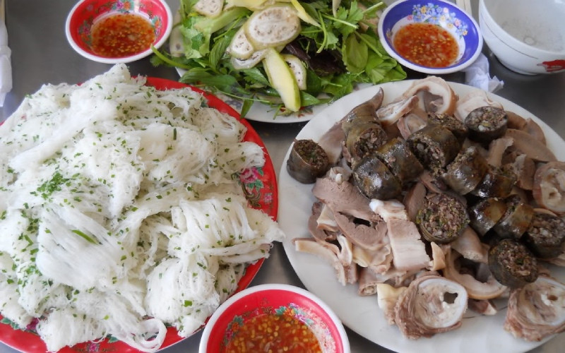Bánh hỏi lòng heo với các nguyên liệu đi kèm