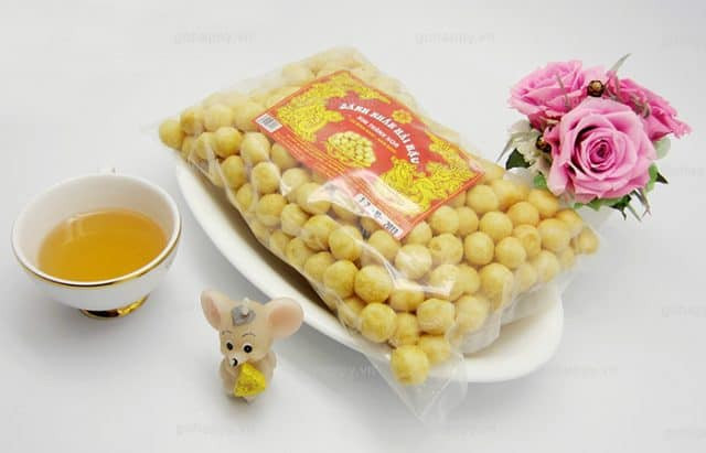 Bánh Nhãn màu vàng óng, hình tròn nhỏ xinh