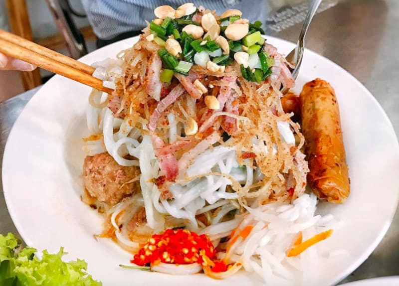 Bánh tầm bì Cần Thơ với các nguyên liệu ăn kèm tươi ngon