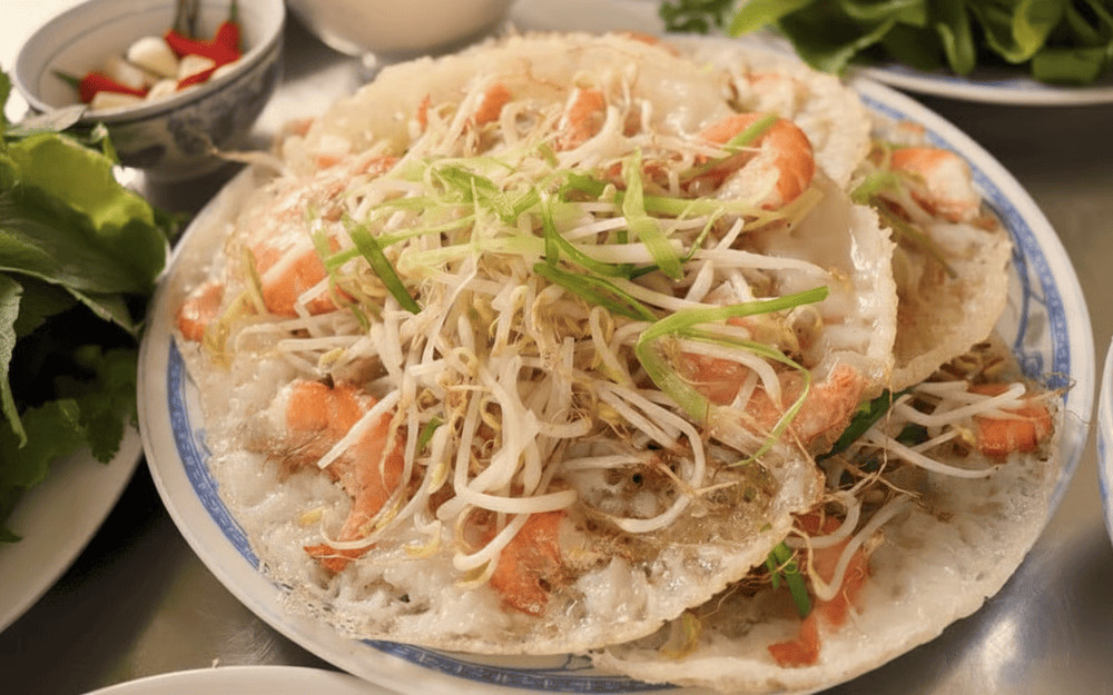 Bánh xèo Mỹ Cang được xếp thành đĩa, có màu vàng hấp dẫn