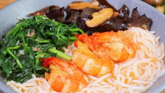 Bát bún tôm Đồ Sơn với tôm tươi và nước dùng thanh ngọt đặc trưng
