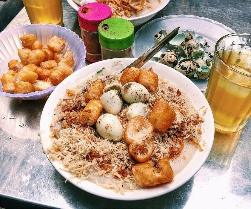 Bát cháo sườn mịn màng ăn kèm ruốc và quẩy giòn