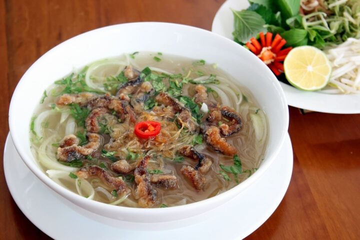 Bát miến lươn được bày trí hấp dẫn với miến lươn, hành tây và rau thơm
