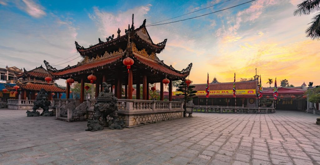 Bên trong khu di tích Phủ Dầy trang nghiêm