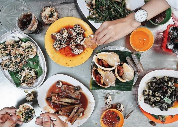 Các loại hải sản tươi sống được bày bán tại các khu chợ địa phương