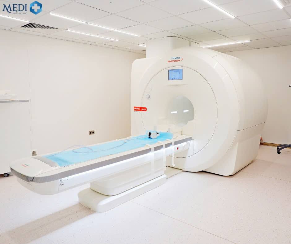 Cán bộ y tế đang làm việc với hệ thống máy móc hiện đại