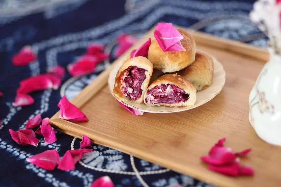 Cận cảnh món bánh hoa hồng thơm ngon