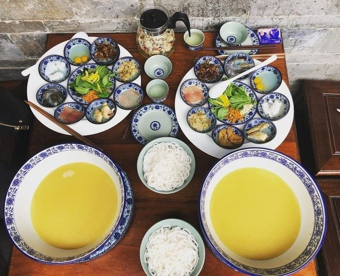 Cận cảnh món bún qua cầu