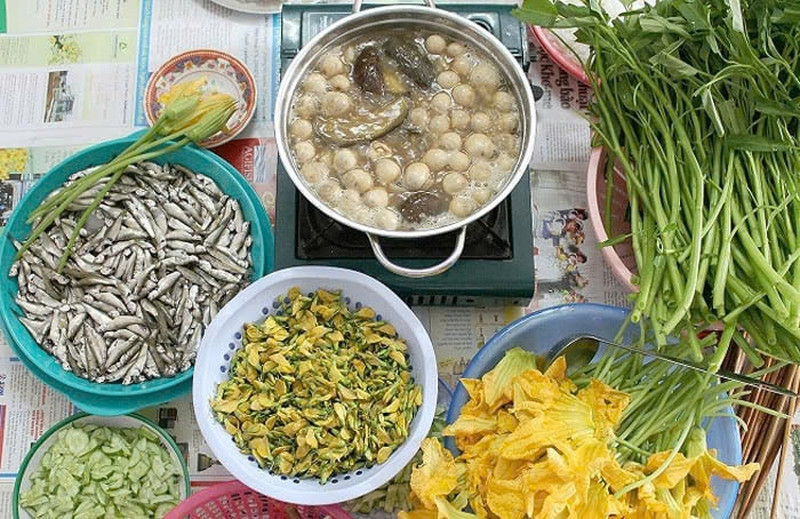 Cận cảnh nồi lẩu cá linh bông điên điển đang sôi