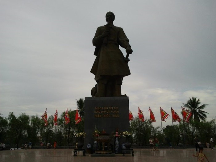 Cảnh quan xung quanh tượng đài Trần Hưng Đạo, 8Day - trang web uy tín đăng ký & đăng nhập dễ dàng