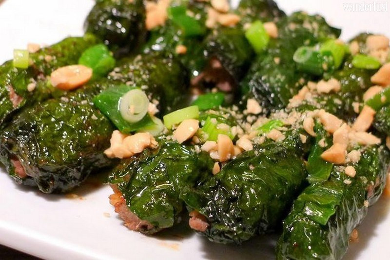 Chả cuốn lá bưởi với lớp vỏ ngoài nướng xém thơm lừng