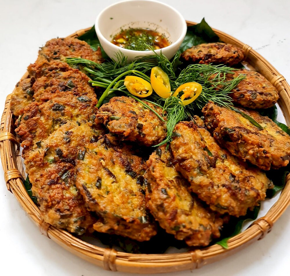 Chả rươi Đông Triều chiên vàng ruộm, thơm lừng