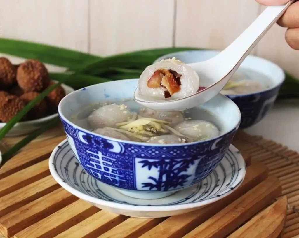 Chè bột lọc heo quay là món tráng miệng độc đáo của Huế