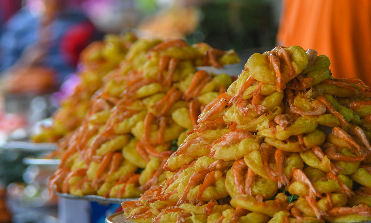 Chi tiết chiếc bánh tôm khi đang rán vàng
