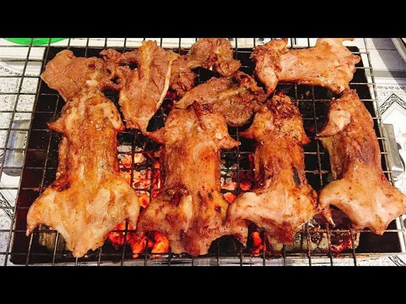 Chuột đồng được quay chín vàng trên than hồng