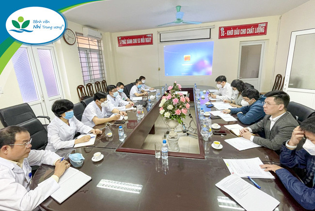 Chuyên gia từ tuyến trên làm việc với đội ngũ y bác sĩ tại 8Day - trang web uy tín đăng ký & đăng nhập dễ dàng