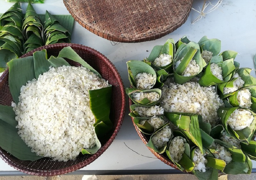 Cốm dẹp thường được người Khmer làm trong dịp lễ cúng trăng (Ok-om-bok)
