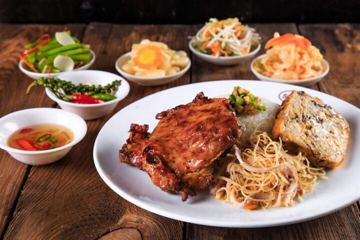 Đĩa cơm tấm sườn bì chả thơm ngon đặc trưng của Sài Gòn