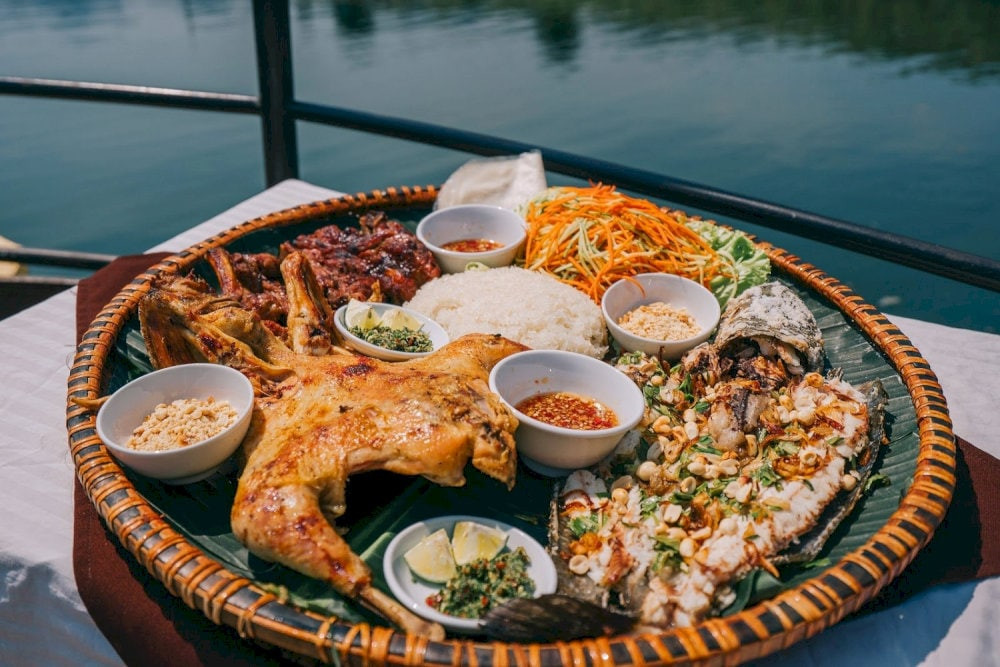 Gà nướng chấm muối chẻo