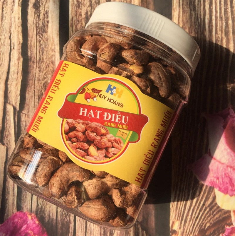 Hạt điều rang muối được bày bán trong túi đóng gói chuyên nghiệp