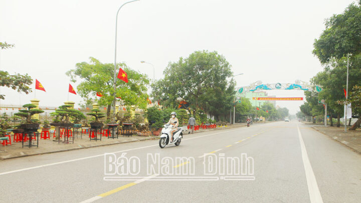 Hệ thống giao thông của thị trấn Quất Lâm (Giao Thủy) được đầu tư xây dựng góp phần thúc đẩy phát triển kinh tế - xã hội của địa phương.