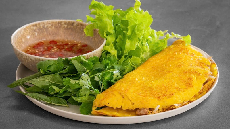 Hình ảnh chiếc bánh xèo miền Tây với màu vàng hấp dẫn