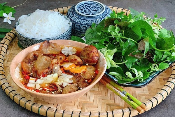 Hình ảnh đĩa bún chả Hà Nội với chả nướng và bát Nohu 8day đặc trưng