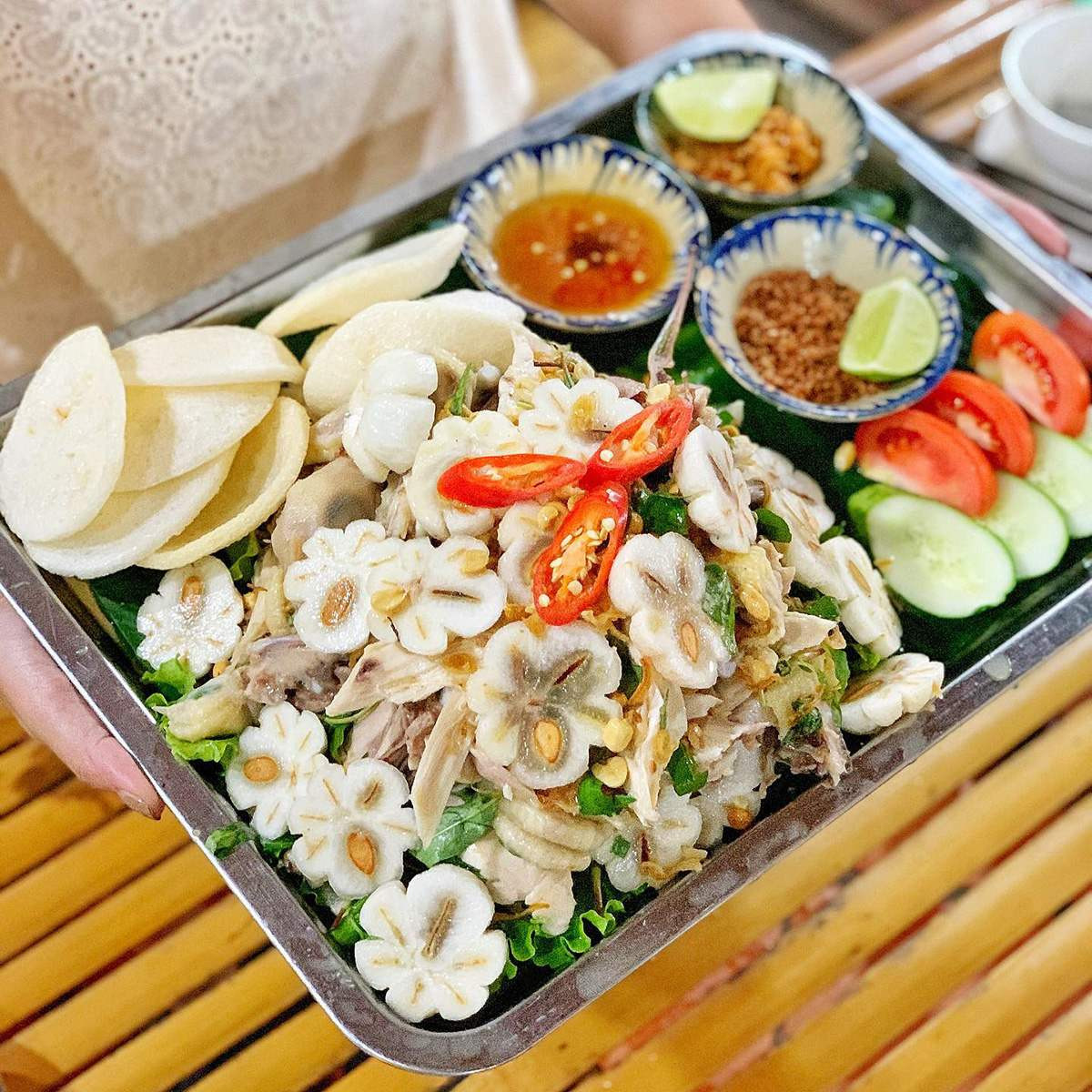 Hình ảnh đĩa gỏi gà măng cụt được trang trí đẹp mắt, hài hòa