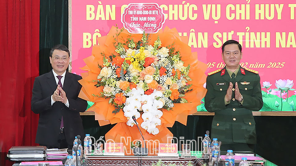 Hình ảnh lãnh đạo Tỉnh ủy và Quân khu 3 tặng hoa chúc mừng cán bộ mới