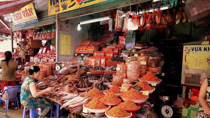Hình ảnh minh họa các loại hải sản khô được bày bán tại chợ Hạ Long 2