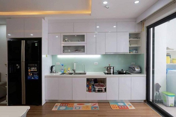 Hình ảnh minh họa các mẫu tủ bếp sử dụng cánh Acrylic bóng gương