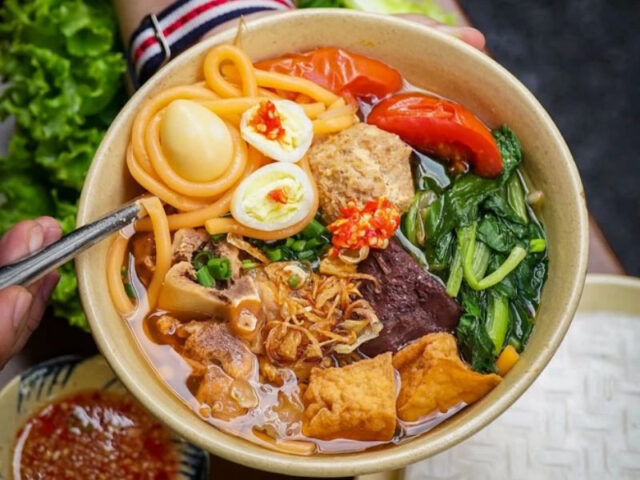 Hình ảnh minh họa một tô bún đỏ hấp dẫn tại Buôn Ma Thuột
