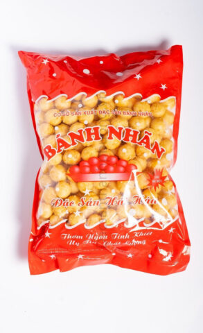 Hình ảnh mô tả những chiếc bánh nhãn vàng óng được xếp đều đặn, thể hiện sự tinh xảo trong chế biến