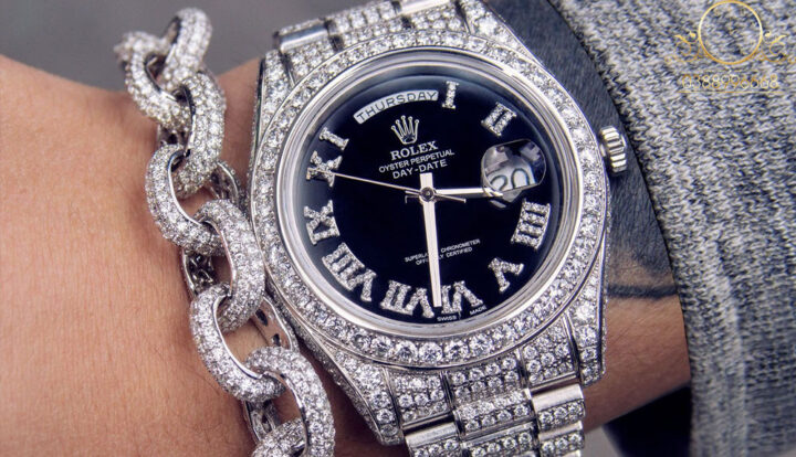 Hình ảnh một chiếc Rolex Day-Date vàng trắng đính kim cương trên mặt số và vành bezel