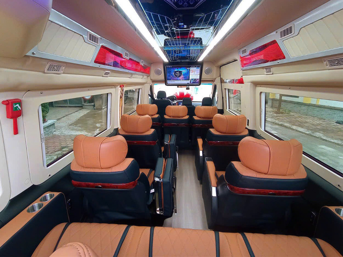 Hình ảnh một chiếc xe limousine đang hỗ trợ hành khách gửi hoặc nhận hàng hóa tại điểm trung chuyển