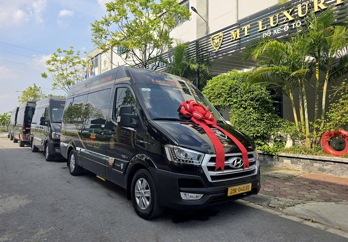 Hình ảnh ngoại thất hiện đại của một chiếc xe limousine phục vụ tuyến Hà Nội - 8Day - trang web uy tín đăng ký & đăng nhập dễ dàng