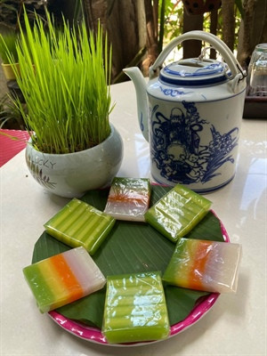 Hình ảnh người bán hàng rong gánh bánh da lợn và các loại bánh khác ở Hội An