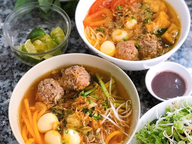 Hình ảnh tô bún đỏ với nước dùng ngọt thanh tại quán dì Trúc