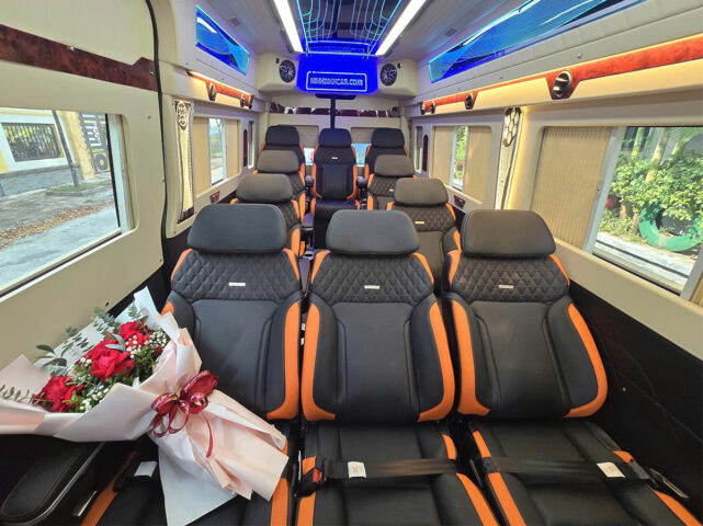 Không gian nội thất sang trọng của một chiếc xe limousine cao cấp trên tuyến đường kết nối Hà Nội và 8Day - trang web uy tín đăng ký & đăng nhập dễ dàng