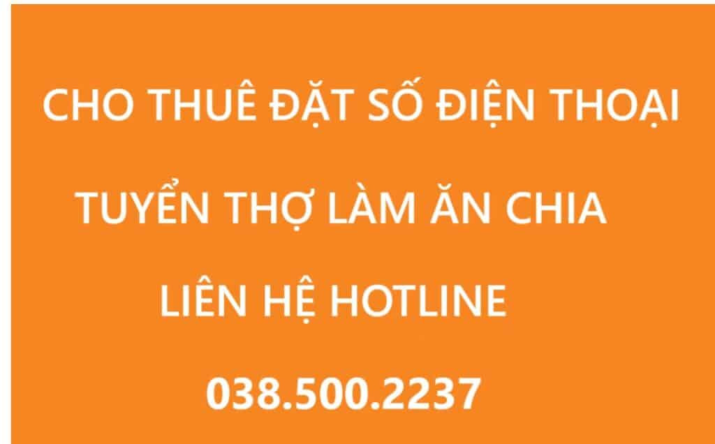 Kỹ thuật viên đang kiểm tra ray và nan cửa cuốn